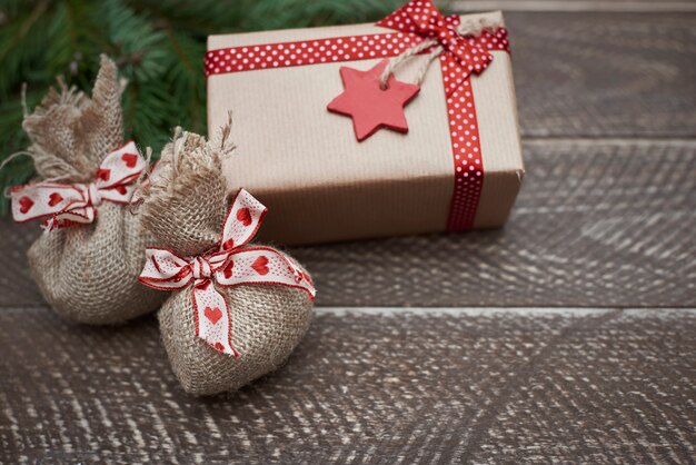 Dulces regalos de Navidad en la mesa oscura