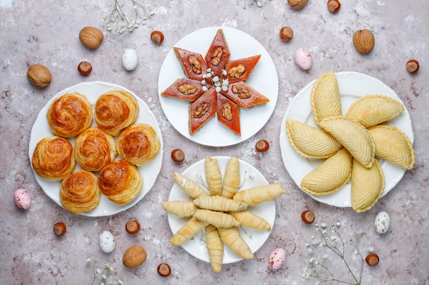 Dulces tradicionales de Azerbaiyán shakarbura, bakhlava, qogal, galletas mutaki, vacaciones en Azerbaiyán Novruz.