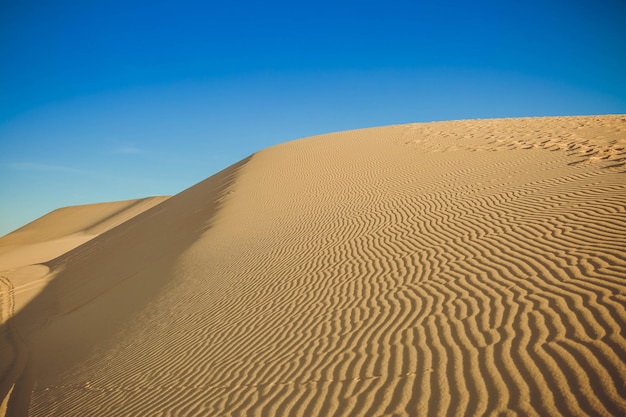 Dunas de arena al atardecer proyectando bonitas sombras en Muine Vietnam