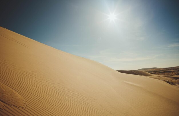 Dunas de arena al atardecer proyectando bonitas sombras en Muine Vietnam