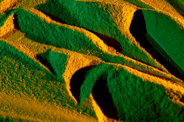 Dunas asimétricas en tonos dorados.