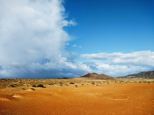 Dunas y montañas en la distancia en Fuerteventura, España.