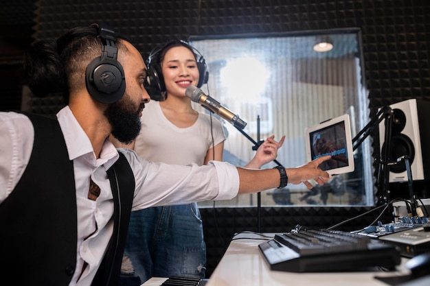 Dúo cantando y tocando el piano en vivo por radio