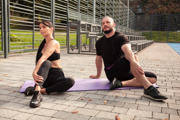 Duplicar ejercicio de yoga en la estera con amigos