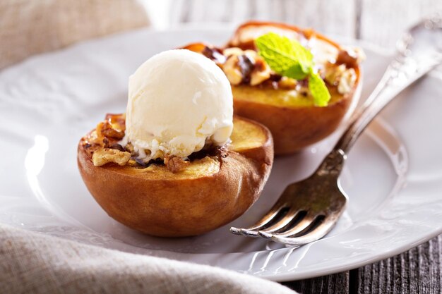 Duraznos al horno con helado