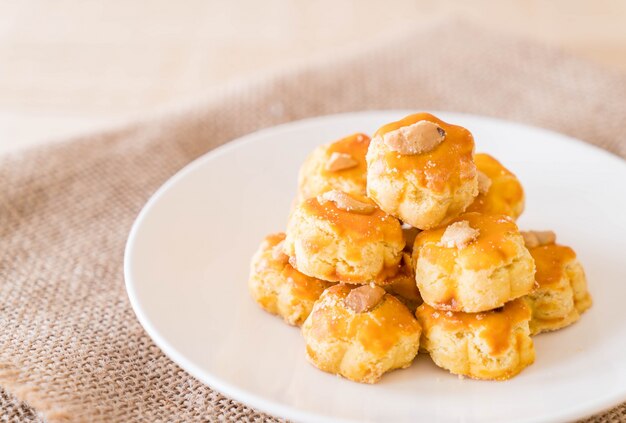 Durian cookies en el plato blanco