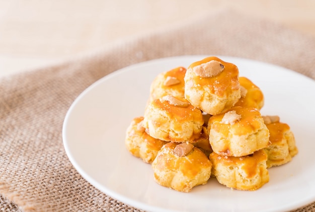 Durian cookies en el plato blanco