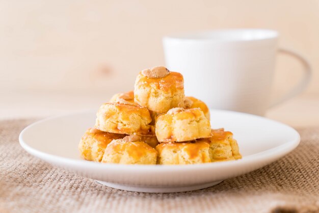 Durian cookies en el plato blanco