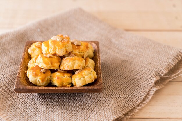 Durian cookies en el plato blanco