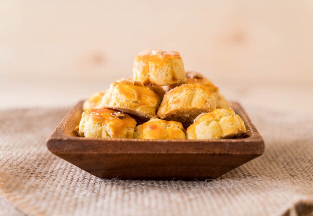 Durian cookies en el plato blanco