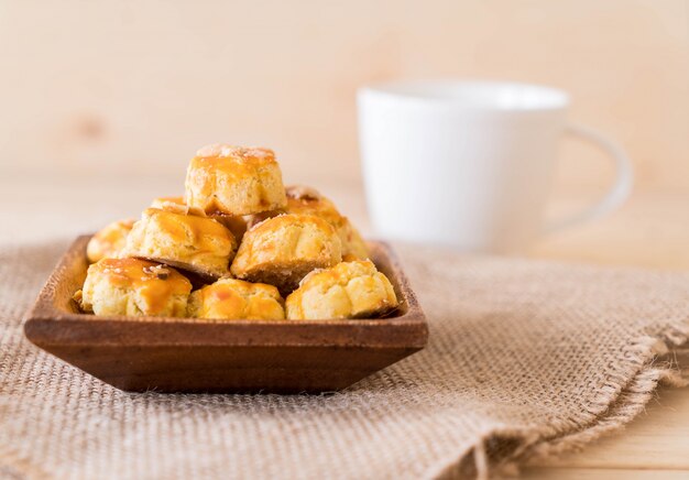 Durian cookies en el plato blanco