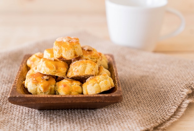 Foto gratuita durian cookies en el plato blanco