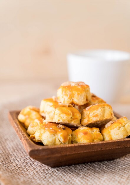 Durian cookies en el plato blanco