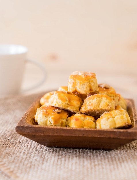 Durian cookies en el plato blanco