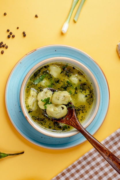 Dushbara de comida nacional cubierto con hierbas