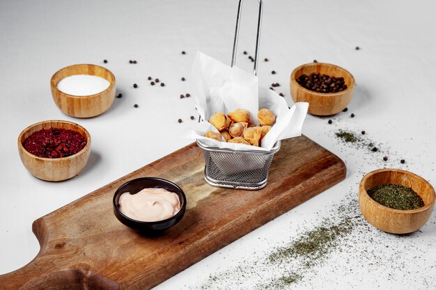 Dushbara frito con especias en una tabla de madera