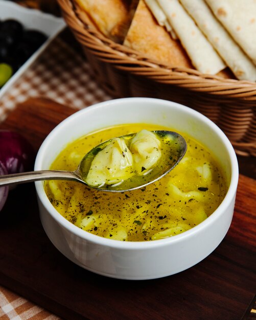 Dushbara de sopa tradicional con carne vinagre de cordero cilantro vista lateral de menta