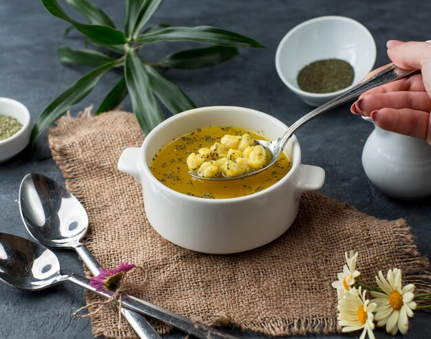 Foto gratuita dushbara tradicional sobre la mesa