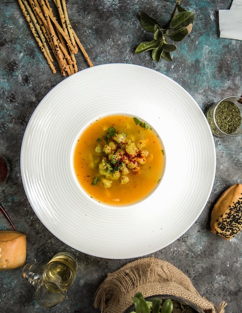 Foto gratuita dushbere tradicional en la vista superior de la mesa