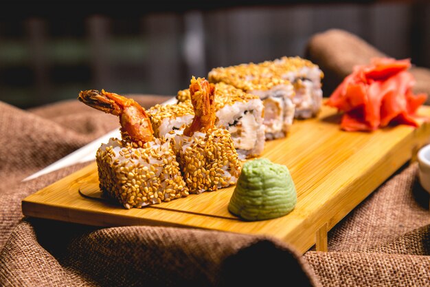 Ebi maki langostino wasabi jengibre vista lateral