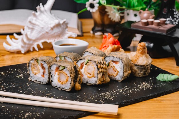 Ebi maki langostinos arroz pepino wasabi jengibre palos vista lateral