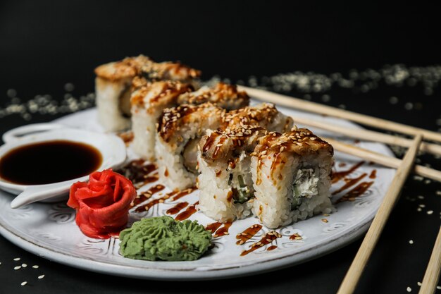 Ebi maki langostinos pepino crema queso jengibre wasabi vista lateral