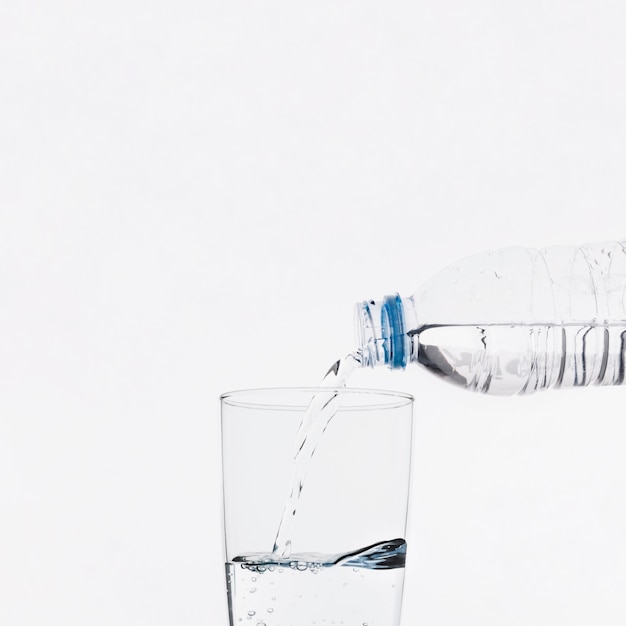 Foto gratuita echando agua en vaso