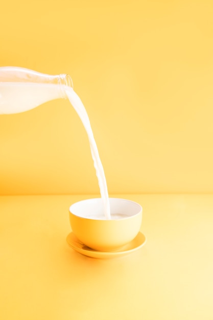 Echando leche en una taza