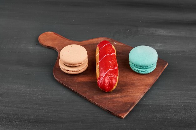 Eclair de fresa con macarons.