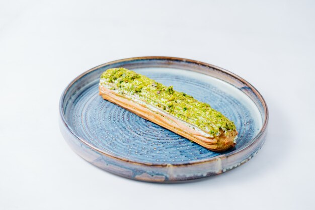 Eclair largo cubierto con pistacho