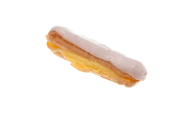 Eclaire esmaltado blanco delicioso sobre fondo blanco, postre dulce