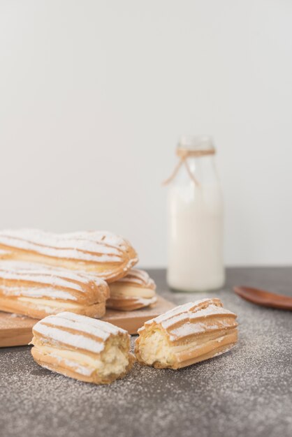 Eclairs caseros rotos contra el fondo blanco