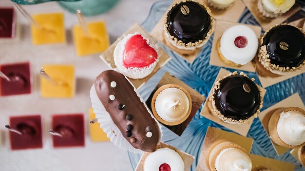 Foto gratuita eclairs cubiertos con glaseado de chocolate servido en un plato de vidrio