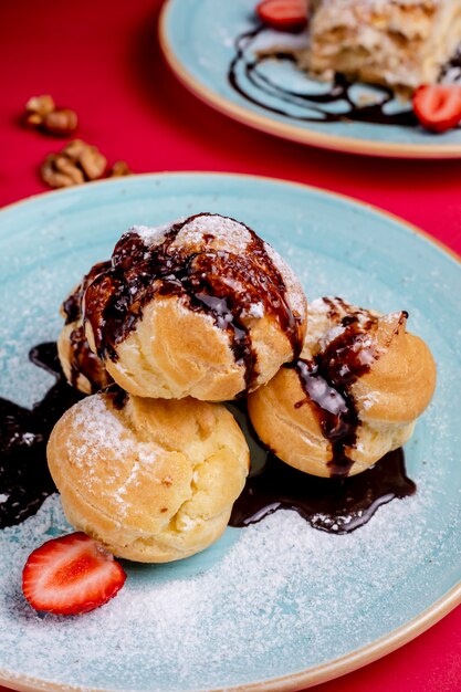 Eclairs cubiertos con jarabe de chocolate