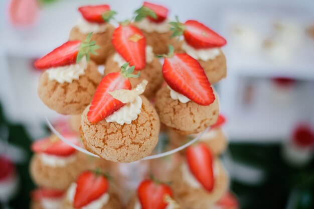 Eclairs de fresa servido en plato transparente