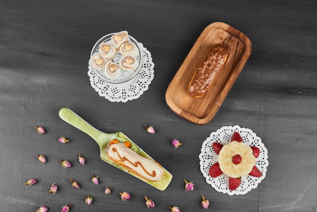 Eclairs con lokum y frutas.