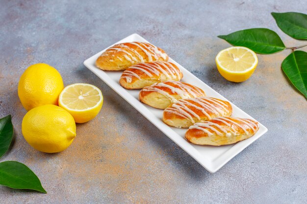 Eclairs o profiteroles con chocolate blanco y chocolate blanco con natillas en su interior