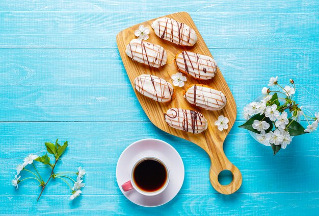 Eclairs o profiteroles con chocolate negro y chocolate blanco con natillas dentro, postre francés tradicional.