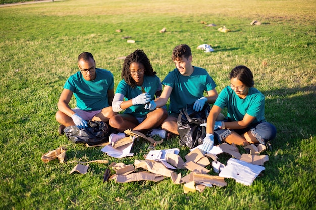 Eco voluntarios clasificando desechos de vidrio y papel