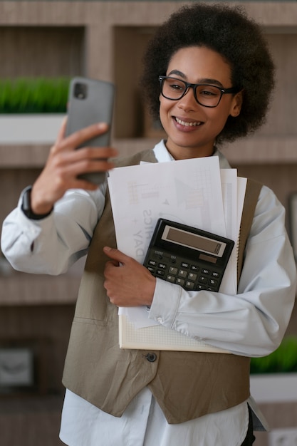 Foto gratuita economista de tiro medio tomando selfie