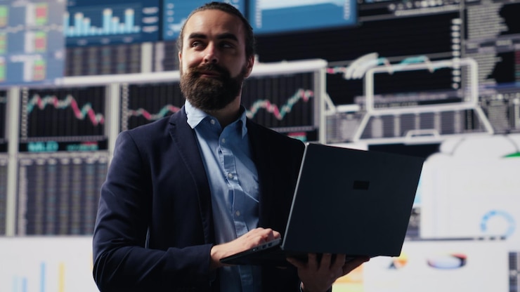 Foto gratuito economy expert reviewing financial data and kpi dashboards