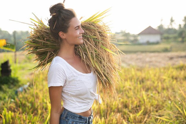 Agricultores Vietnamitas Y Pescadores En Pueblos Rurales Foto Premium