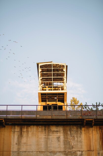 Edificio abandonado y cielo despejado