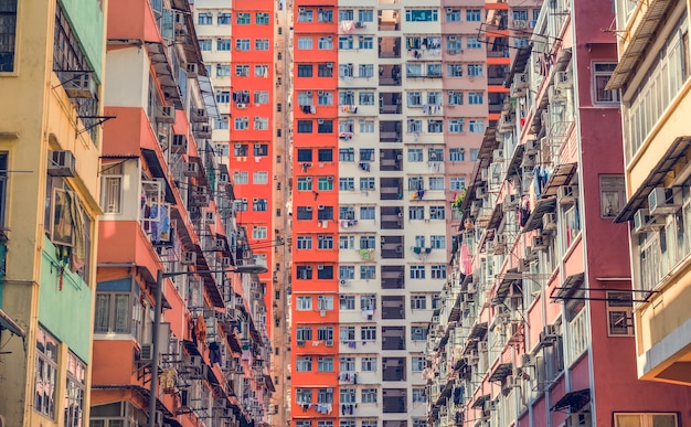 Foto gratuita edificio abarrotado del centro de la ciudad apartamento abandonado