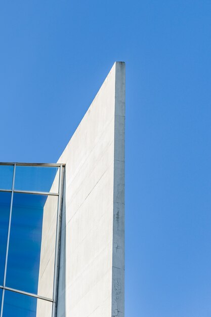 Edificio abstracto con cielo