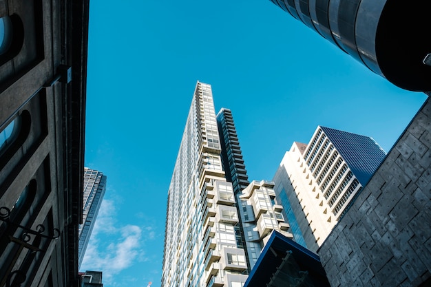 edificio alto y cielo azul