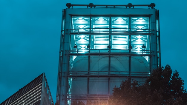 Foto gratuita edificio alto de hormigón con luces azules