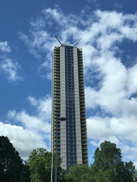 Edificio alto rascacielos dentro de la enorme ciudad de Londres.