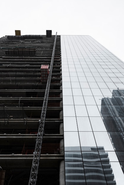 Foto gratuita edificio de ángulo bajo en construcción