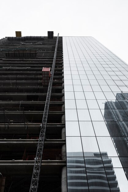 Edificio de ángulo bajo en construcción